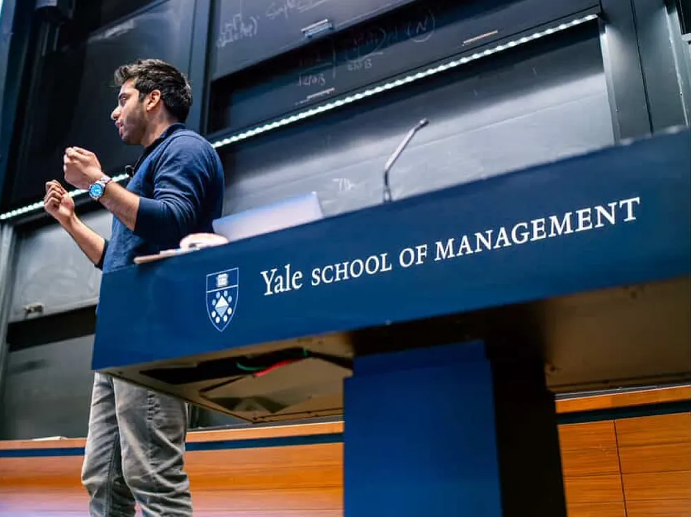 Hassan Akram presenting at Yale School of Management podium